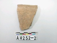 藏品(灰褐色夾砂陶)的圖片